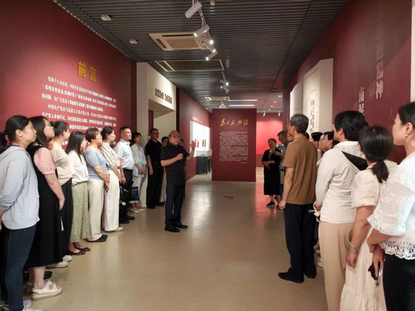 太阳集团tyc8722中共党史资料馆馆长曹大臣为参观团体讲解